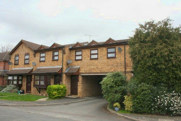 1 Bedroom Flat To Rent In Oakley Close, Addlestone, KT15