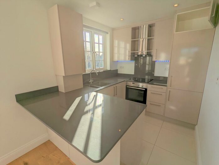 2 Bedroom Flat To Rent In Waverley Court, Enfield, EN2