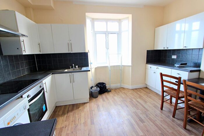 3 Bedroom Flat To Rent In Green Lanes, London, N13