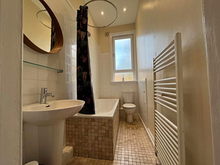 2 Bedroom Flat To Rent In Comely Bank Street, Edinburgh, EH4