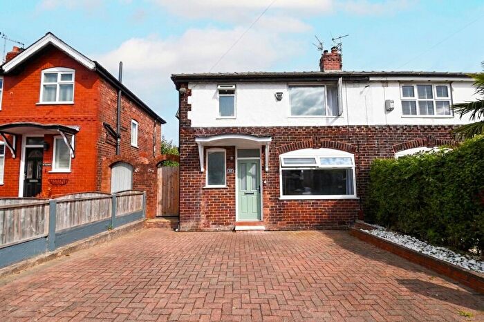 3 Bedroom Semi-Detached House For Sale In Avondale Drive, Salford, M6