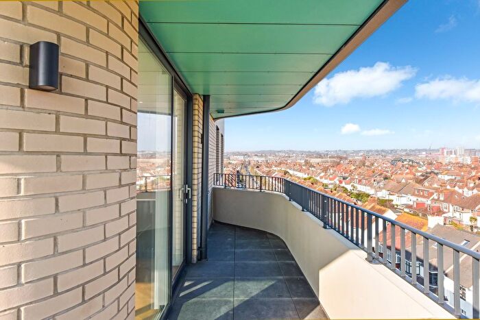 3 Bedroom Flat To Rent In Kingsway, Hove, BN3