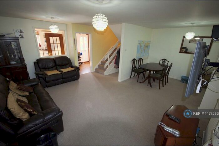 3 Bedroom Detached House To Rent In Fraser Avenue, Reading, RG4