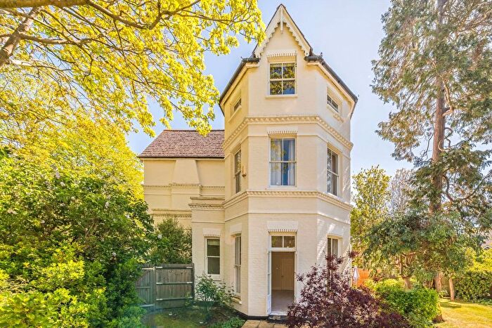 2 Bedroom Flat For Sale In Kingsdowne Road, Surbiton, KT6