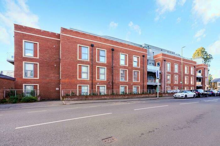 2 Bedroom Apartment To Rent In Queens Road, Weybridge, Surrey, KT13