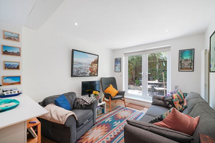 2 Bedroom Flat To Rent In Allardyce Street, London, SW4