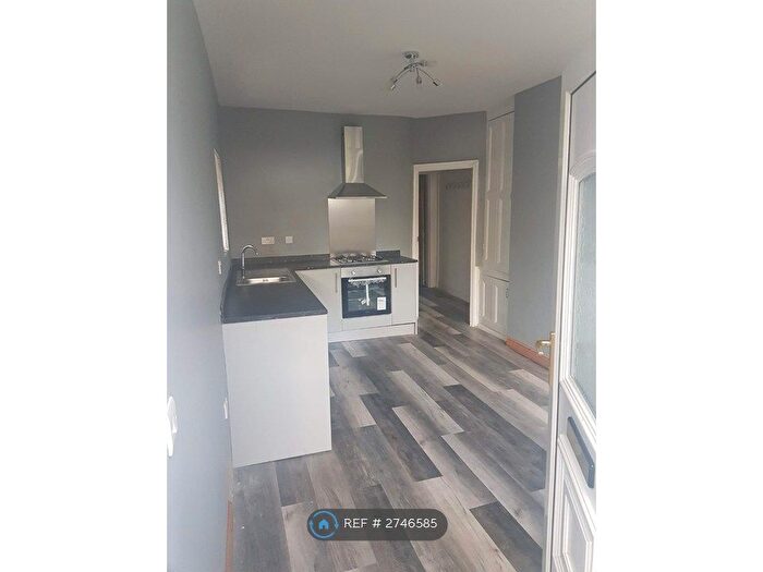 2 Bedroom Flat To Rent In Savile Park Road, Halifax, HX1