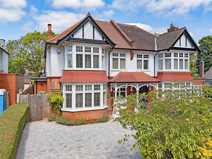 5 Bedroom Property To Rent In The Green Walk, E4