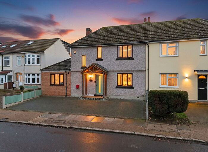 3 Bedroom Property For Sale In Park Lane, Hornchurch, RM11