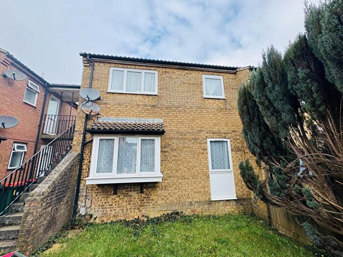 1 Bedroom Maisonette To Rent In Greenways Walk, Tollgate Hill, Crawley, RH11