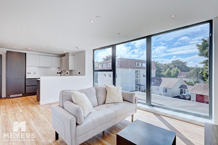 2 Bedroom Flat For Sale In Wollstonecraft Road, Bournemouth, BH5