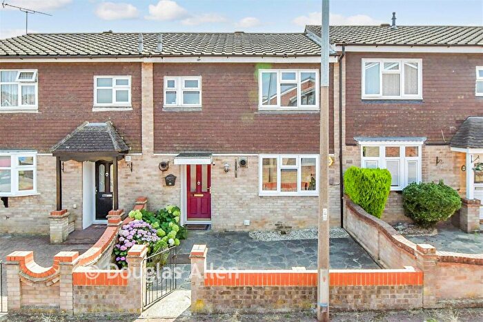 3 Bedroom Terraced House For Sale In Grosvenor Drive, Hornchurch, Essex, RM11