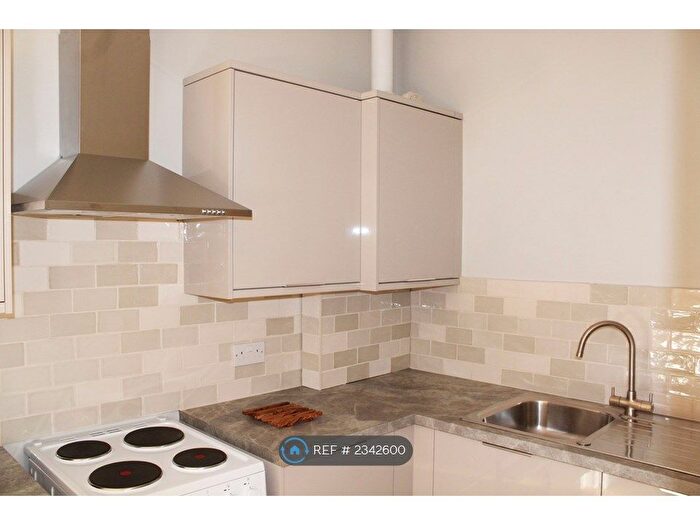 4 Bedroom Flat To Rent In Hawks Road, Kingston Upon Thames, KT1