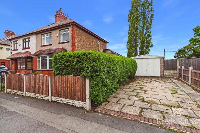 3 Bedroom Semi-Detached House For Sale In Dewsnap Lane, Dukinfield, Greater Manchester, SK16