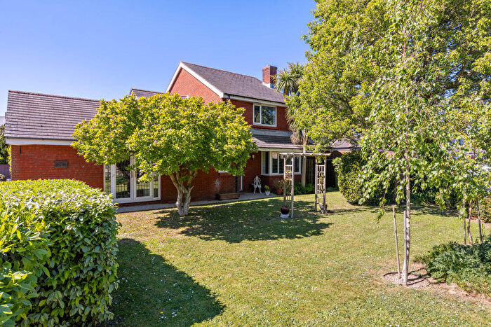 5 Bedroom Detached House For Sale In Queens Avenue, Chichester, PO19