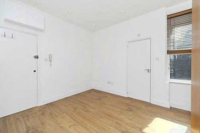 Flat To Rent In Ballards Lane, London, N3