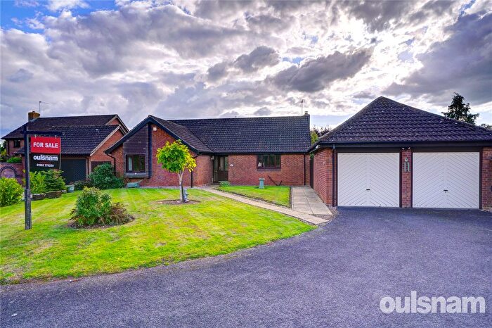 3 Bedroom Bungalow For Sale In Inett Way, Droitwich, Worcestershire, WR9