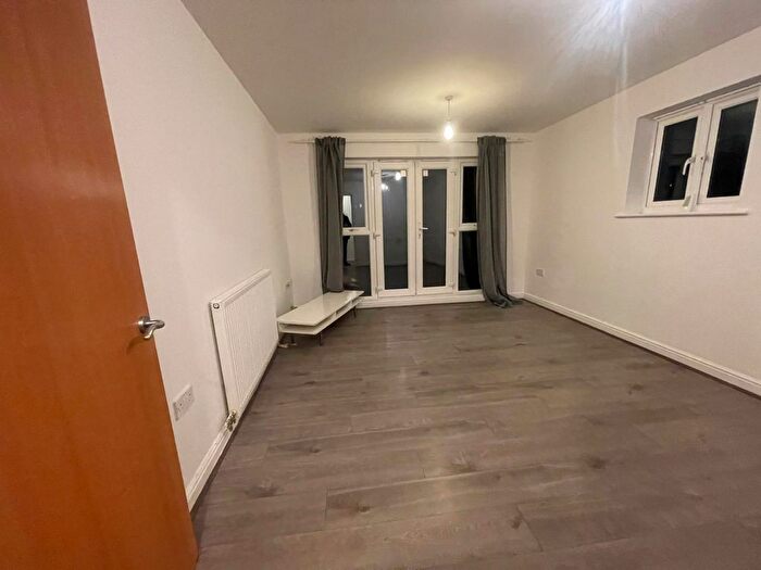 2 Bedroom Flat To Rent In Denham Road, Finchley, N20