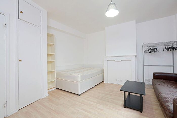 3 Bedroom Flat To Rent In Red Lion Square, London, WC1R