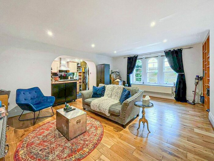 2 Bedroom Flat To Rent In Royal Drive, Friern Barnet, London, N11