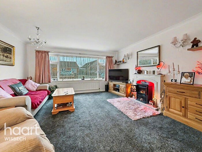 3 Bedroom Detached Bungalow For Sale In Hollycroft Road, Emneth, PE14