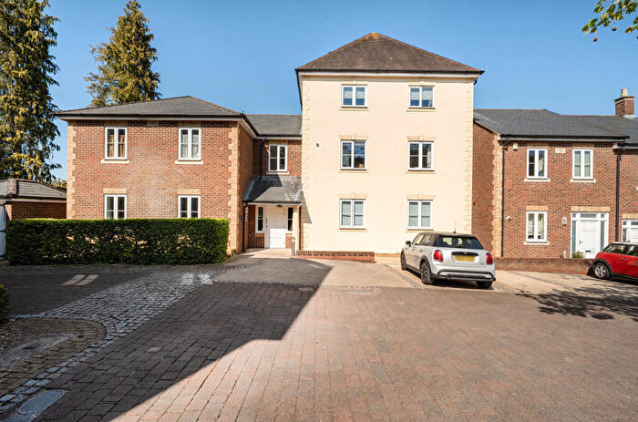 2 Bedroom Flat For Sale In Loyd Lindsay Square, Winchester, Hampshire, SO22