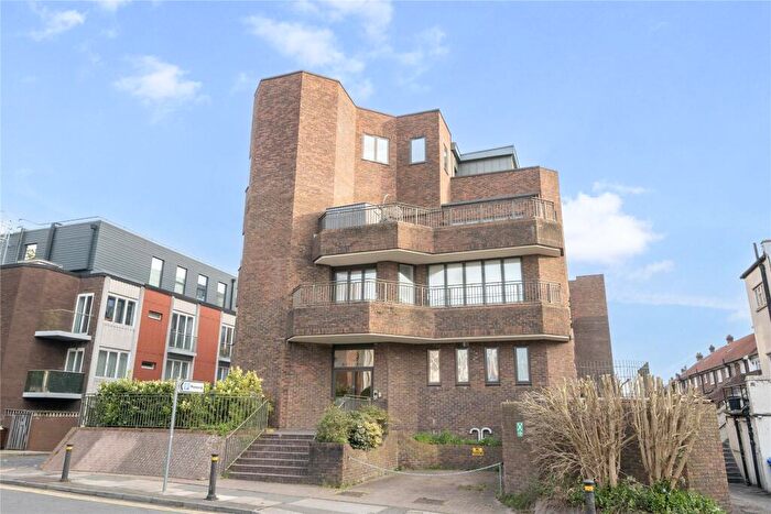 2 Bedroom Flat For Sale In Knoll Rise, Orpington, BR6