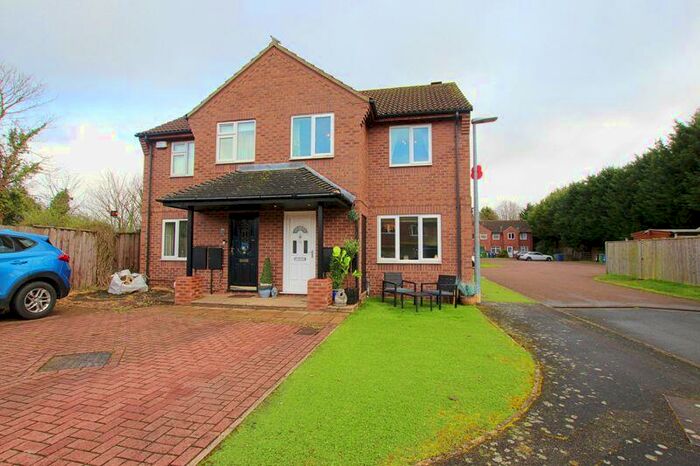 3 Bedroom Semi-Detached House For Sale In Ashleigh Court, Healing, DN41