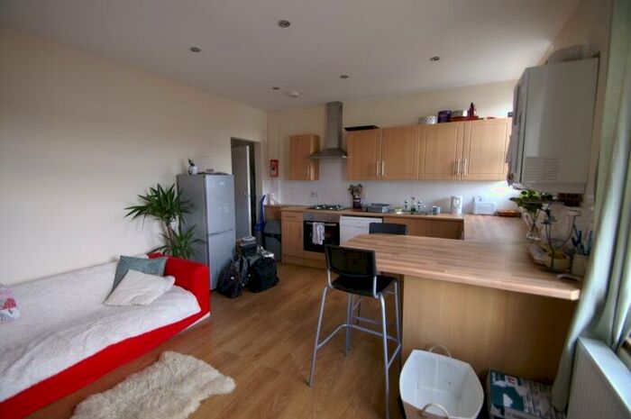 1 Bedroom Flat To Rent In Queens Road, Hyde Park, Leeds, LS6