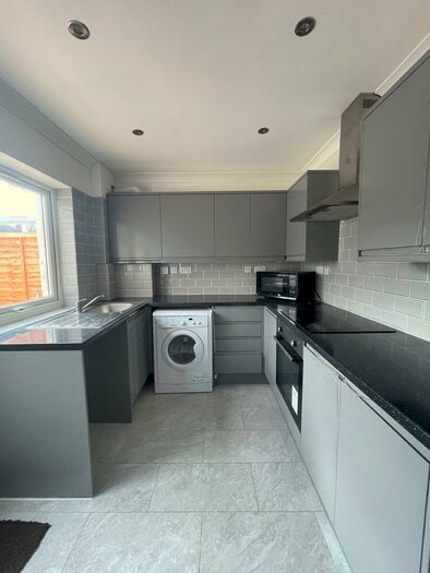 4 Bedroom Semi-Detached House To Rent In Homestead Way, CR0