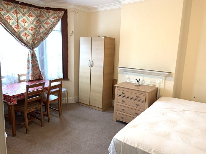 1 Bedroom Flat To Rent In Hounslow, Middlesex, TW3