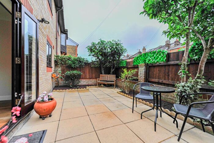 2 Bedroom Flat To Rent In Hardman Road, Kingston, KT2