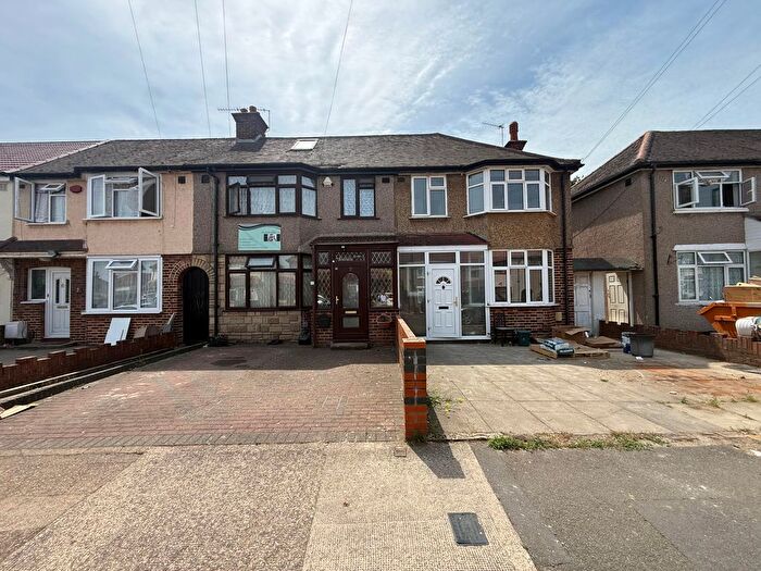 4 Bedroom Flat To Rent In Minterne Waye, Hayes, UB4