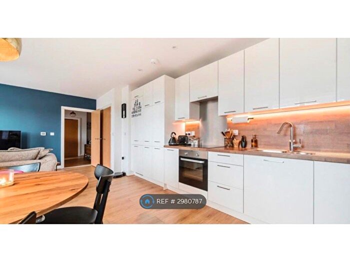 2 Bedroom Flat To Rent In Highbrook House, London, N20