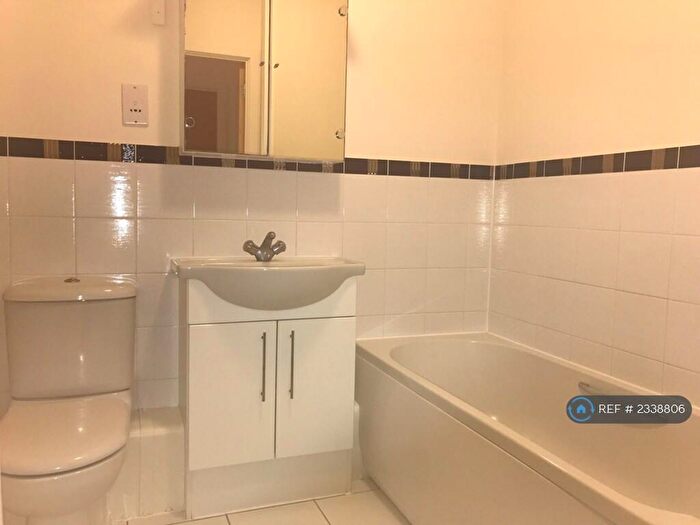 2 Bedroom Flat To Rent In Aspect Court, Slough, SL1