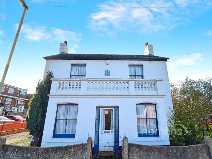 3 Bedroom Detached House To Rent In Elm Grove Road, Farnborough, GU14