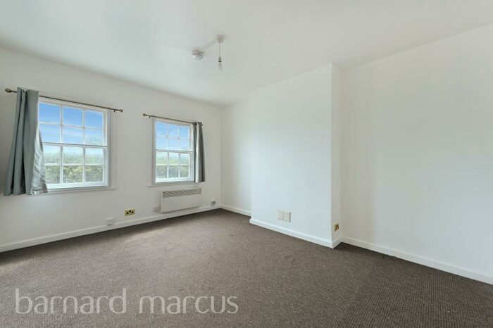 3 Bedroom Flat To Rent In Hampton Court Parade, East Molesey, KT8