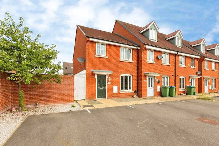 3 Bedroom End Of Terrace House For Sale In Merton Close, Aylesbury, Buckinghamshire, HP18
