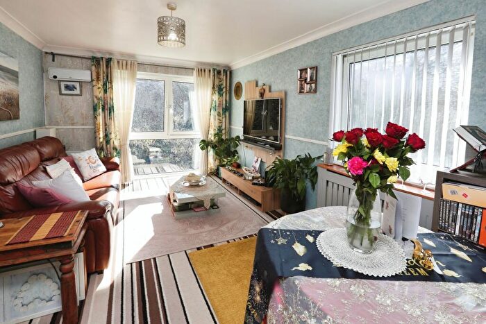 2 Bedroom Flat For Sale In Lawrence Grove, Southampton, Hampshire, SO19