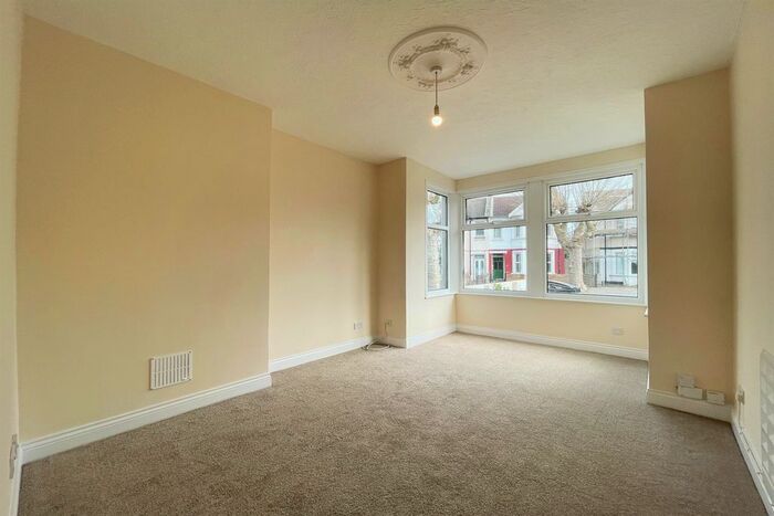 1 Bedroom Flat To Rent In Hamlet Court Road, Westcliff-On-Sea, SS0