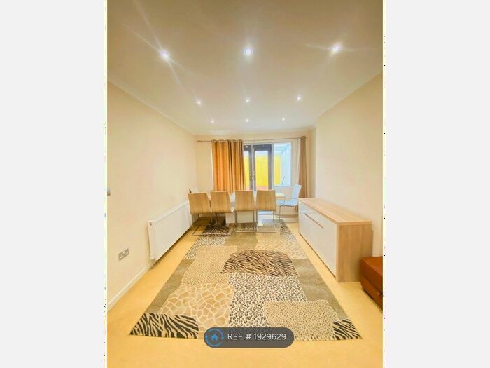 4 Bedroom Semi-Detached House To Rent In London, London, NW10