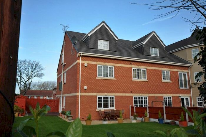 2 Bedroom Flat To Rent In Montrose Gardens, Castleford, WF10