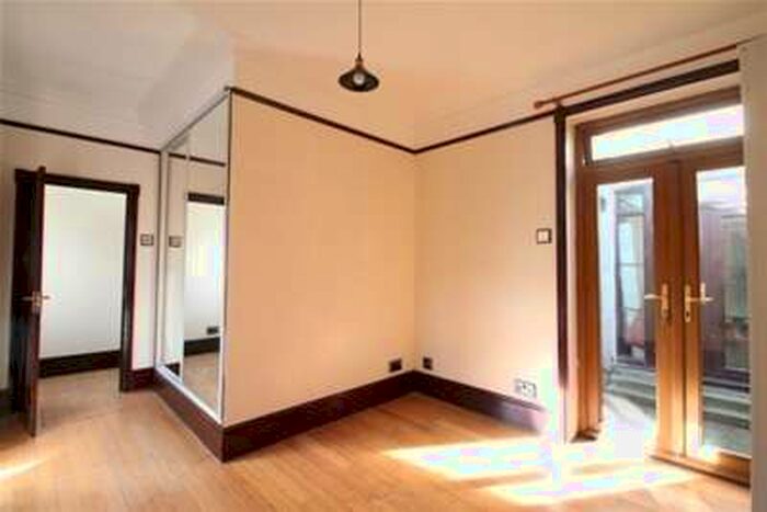 2 Bedroom Flat To Rent In Fairview Road, SW16