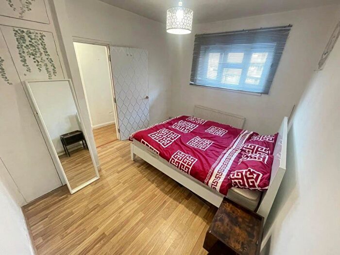 3 Bedroom Flat To Rent In Frampton Park Road, Hackney, E9