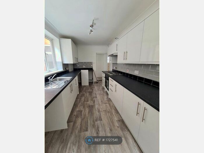 2 Bedroom End Of Terrace House To Rent In Institute Road, Chatham, ME4