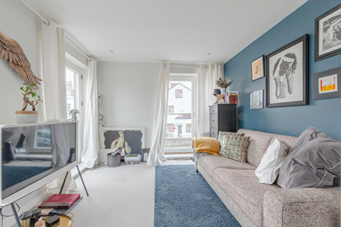 2 Bedroom Apartment To Rent In Taybridge Road, London, SW11