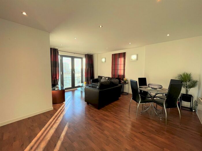 2 Bedroom Flat To Rent In South Quay, Swansea, SA1