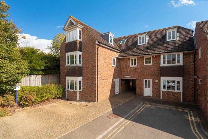 3 Bedroom Flat To Rent In College Court, College Road - Ref, CT1