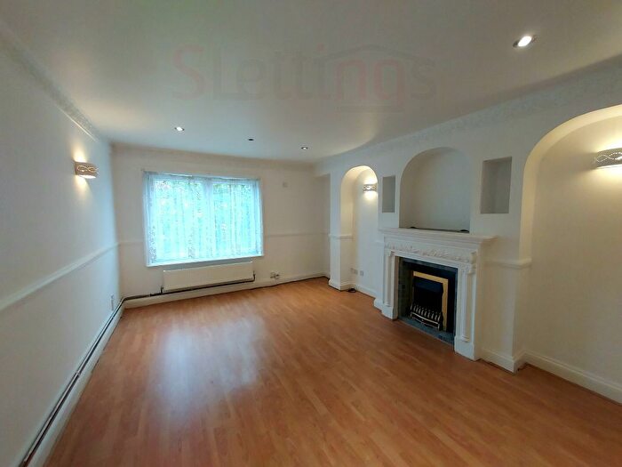 2 Bedroom Flat To Rent In Prince Of Wales Close, London, NW4