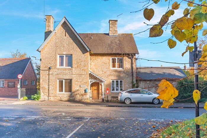 3 Bedroom Maisonette For Sale In Heyford Road, Middleton Stoney, Bicester, OX25
